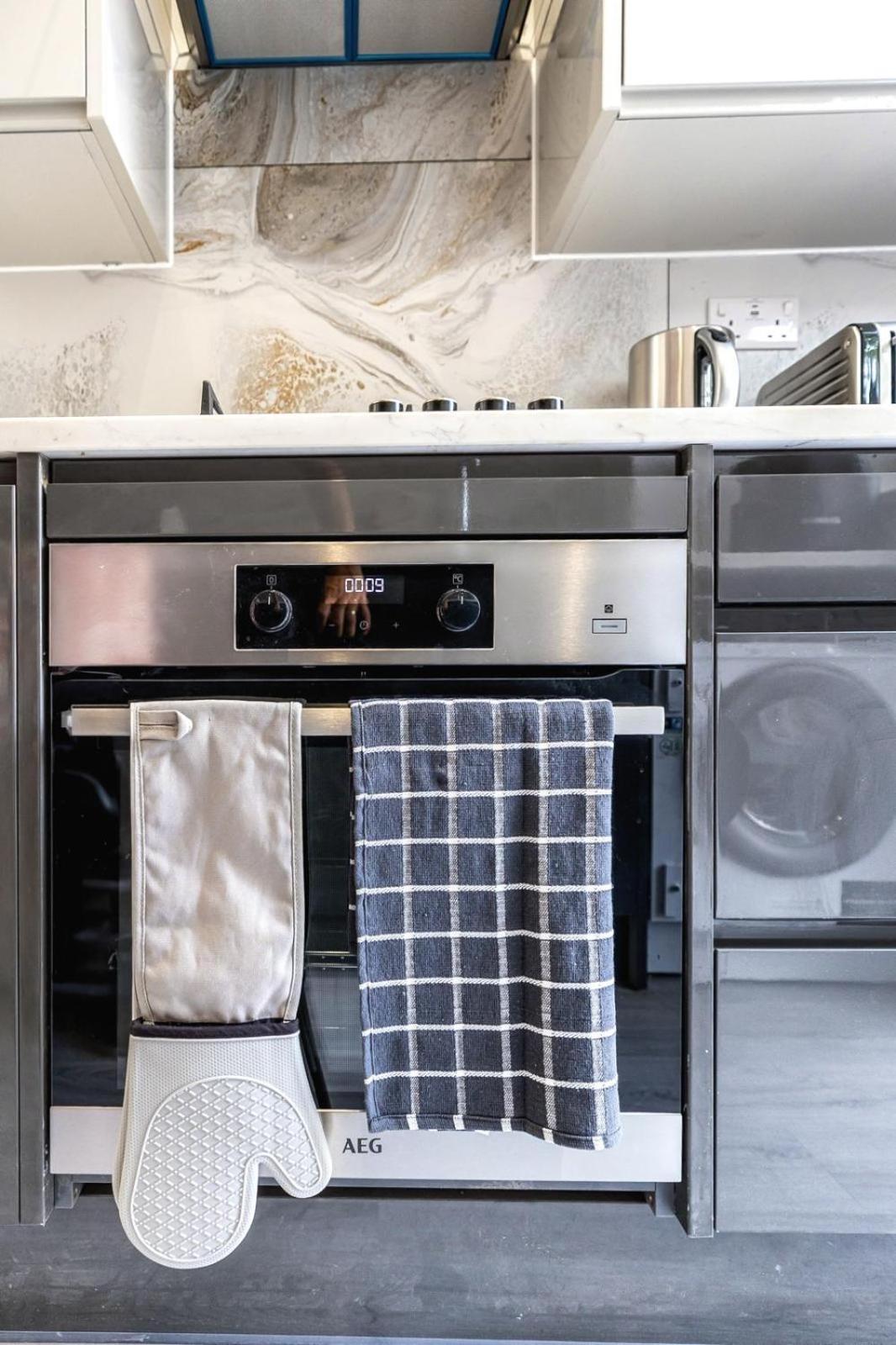 Modern Home With Driveway Parking For 2 Vehicles, Near Tottenham Hotspur Stadium, White Hart Lane Train Station 런던 외부 사진